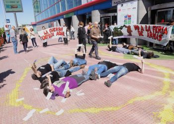 El gobierno impone una importante multa a las personas que protestaron ante la Feria Internacional de Armas