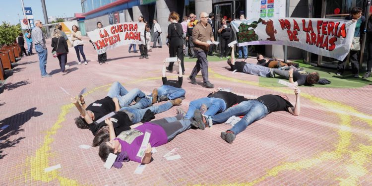 El gobierno impone una importante multa a las personas que protestaron ante la Feria Internacional de Armas