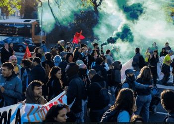 Jornada de lucha de la Educación en Catalunya contra el gobierno del PSC; huelga masiva, corte de carreteras…