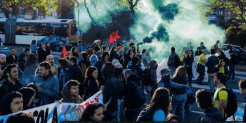 Jornada de lucha de la Educación en Catalunya contra el gobierno del PSC; huelga masiva, corte de carreteras…