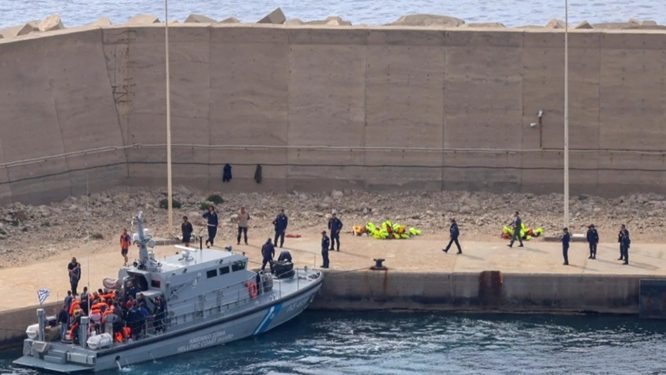 ISRAEL libera en Creta (Grecia) a los tripulantes de la flotilla pero se lleva secuestrados a dos de ellos