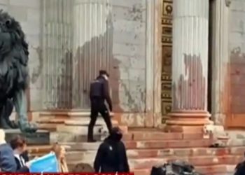 Comienza el juicio contra 9 activistas por teñir de rojo la facha-da del Congreso de los diputados