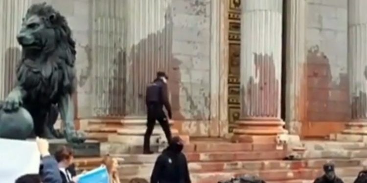 Comienza el juicio contra 9 activistas por teñir de rojo la facha-da del Congreso de los diputados