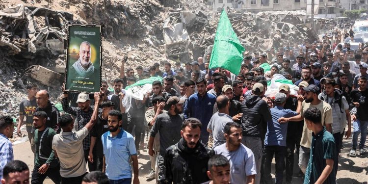 PALESTINA. Miles de personas en el funeral del jefe militar de Hamás Mohammed Odeh
