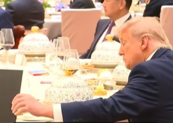 Xi se levantó a dar un discurso y Trump aprovechó para echar un ojo (Video)