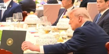 Xi se levantó a dar un discurso y Trump aprovechó para echar un ojo (Video)