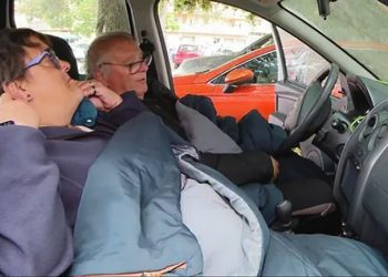 Esto sucede en el “idílico” Estado español: Pareja de jubilados de Sabadell vive en un coche