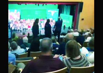 Trabajadores del Metal irrumpen en un mitin del PSOE para denunciar las listas negras