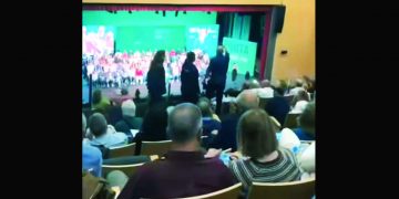 Trabajadores del Metal irrumpen en un mitin del PSOE para denunciar las listas negras