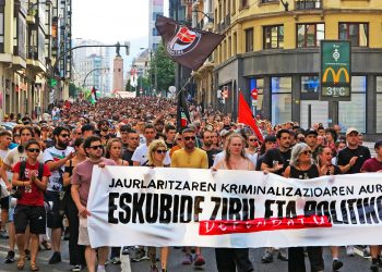 Miles de personas salen a las calles de Bilbo en defensa de los derechos civiles y políticos