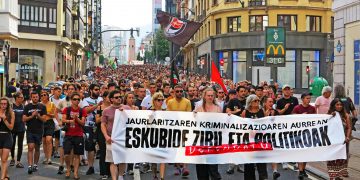 Miles de personas salen a las calles de Bilbo en defensa de los derechos civiles y políticos
