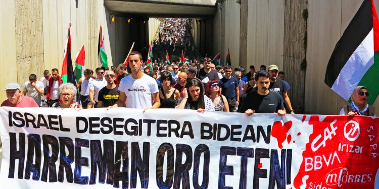 Nutrida manifestación en Beasain para denunciar la complicidad de CAF en el genocidio contra el pueblo palestino