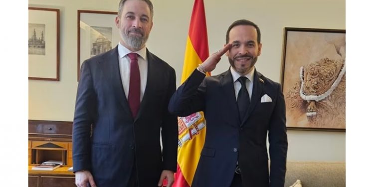 Abascal (Vox) celebra los resultados de Colombia con esta foto