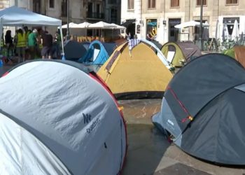 La lucha de los trabajadores de la Enseñanza: acampada en el centro de Valencia (Video)