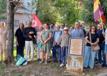 Inauguran una placa en memoria de las víctimas del golpe militar del 36 y al día siguiente apareció destrozado