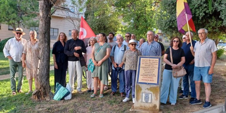 Inauguran una placa en memoria de las víctimas del golpe militar del 36 y al día siguiente apareció destrozado