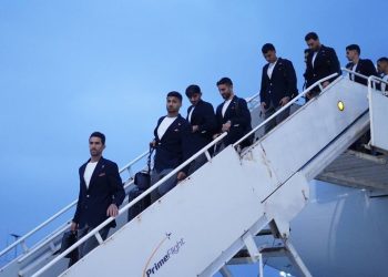 MÉXICO. Los futbolistas de la selección iraní bajaron del avión con una insignia en sus trajes