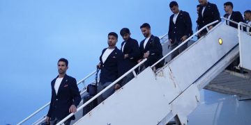 MÉXICO. Los futbolistas de la selección iraní bajaron del avión con una insignia en sus trajes