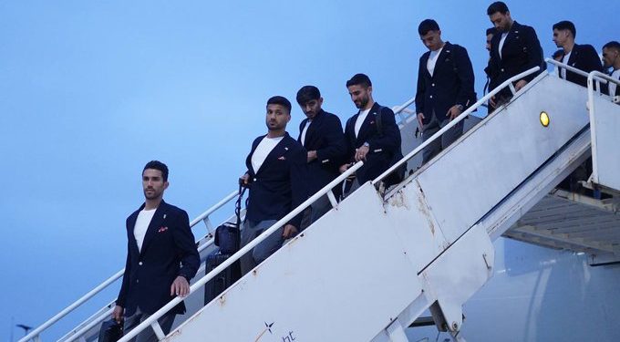 MÉXICO. Los futbolistas de la selección iraní bajaron del avión con una insignia en sus trajes