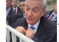 CHILE. Una mujer describe al presidente Kast en su cara como «nazi» y se la llevan presa