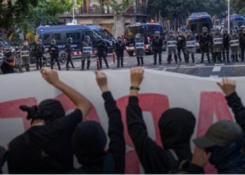 Los Mossos protegen al grupo neo.nazi Núcleo Nacional ante la movilización de cientos de antifascistas en Barcelona