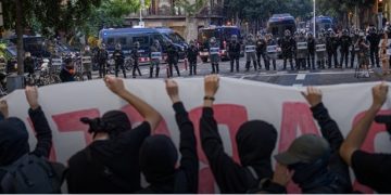 Los Mossos protegen al grupo neonazi Núcleo Nacional ante la movilización de cientos de antifascistas en Barcelona