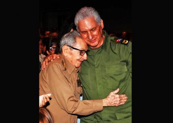 Raúl asistió al homenaje por el aniversario 65 de la fundación del Ministerio del Interior celebrado en el Karl Marx