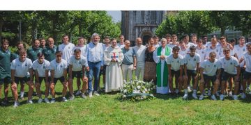España profunda: el Racing de Santander ascendió a Primera y fueron corriendo a llevarle flores a la Vírgen