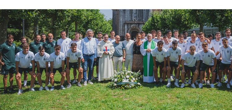 España profunda: el Racing de Santander ascendió a Primera y fueron corriendo a llevarle flores a la Vírgen