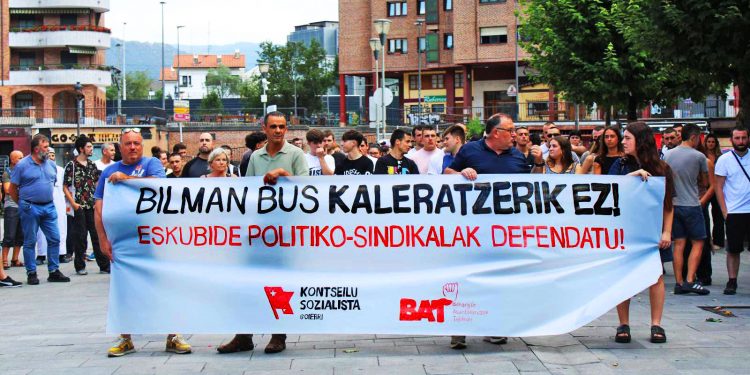 Concentración en Beasain para denunciar el despido de un trabajador por parte de la empresa Bilman Bus
