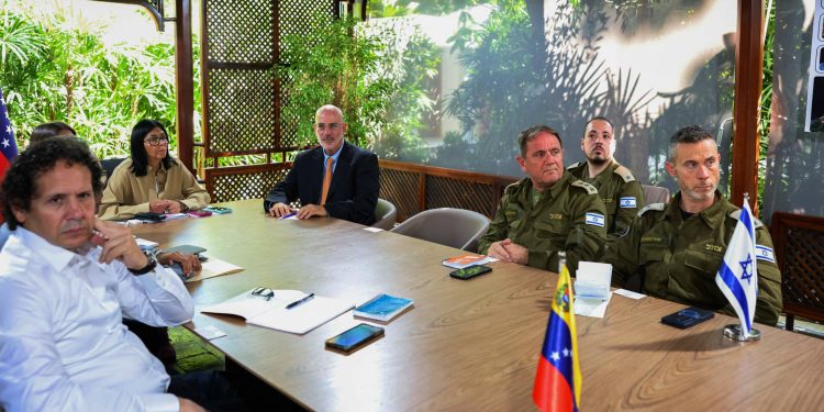 VENEZUELA. El Gobierno encargado se encarga de borrar a Chávez y Bolívar (imágenes y vídeo que lo dicen todo)