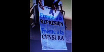 Militantes del Sindicato Socialista de Vivienda cantan una jota contra la represión y la censura al paso de la procesión de San Fermín, en Iruñea