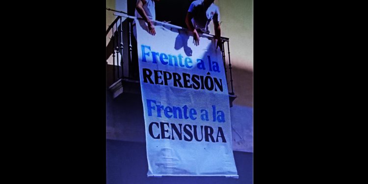 Militantes del Sindicato Socialista de Vivienda cantan una jota contra la represión y la censura al paso de la procesión de San Fermín, en Iruñea