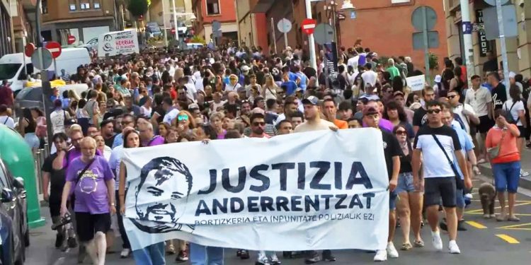 Santurtzi volvió a manifestarse reclamando justicia para Ander, asesinado por la policía municipal