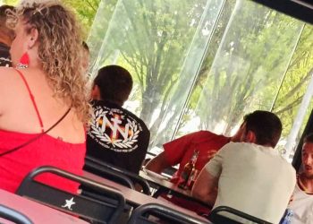 Un grupo de antifascistas reaccionó así ante la presencia de un neonazi en Berriozar