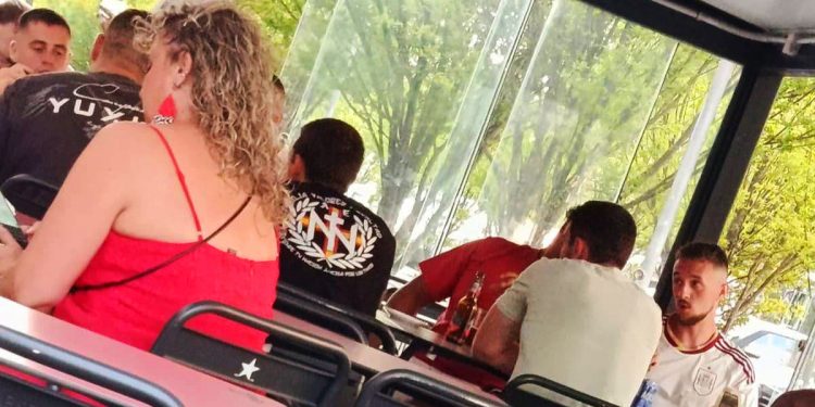 Un grupo de antifascistas reaccionó así ante la presencia de un neonazi en Berriozar