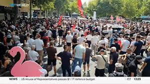 ALBANIA llega a 57 días continuos de protestas y se escucha la palabra «revolución·