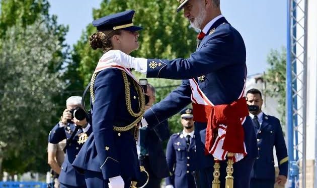 Los Borbones se entretienen en verano dándose medallas
