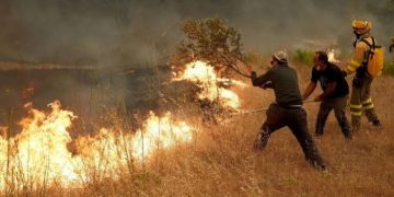 El fuego y la indiferencia: Madrid arde mientras se chantajea a quienes lo apagan
