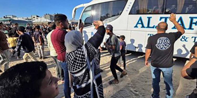 ISRAEL libera a 60 palestinos que llegan a Gaza en pésimas condiciones físicas