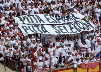 Iruñea. Gritos en contra de la selección española de fútbol masculino