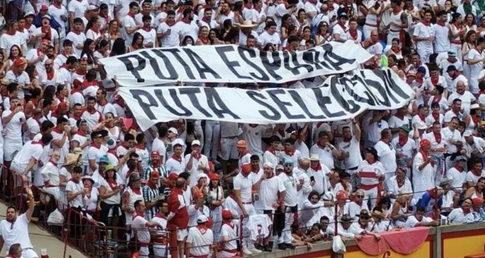 Iruñea. Gritos en contra de la selección española de fútbol masculino