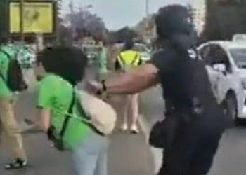 Una jueza no cree que fuera una «caída accidental» y cita a declarar al represor