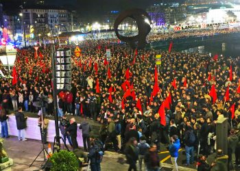 LA VECINA COMUNISTA. Burda acusación de Diego Herchhoren y Outsiders contra el Movimiento Socialista