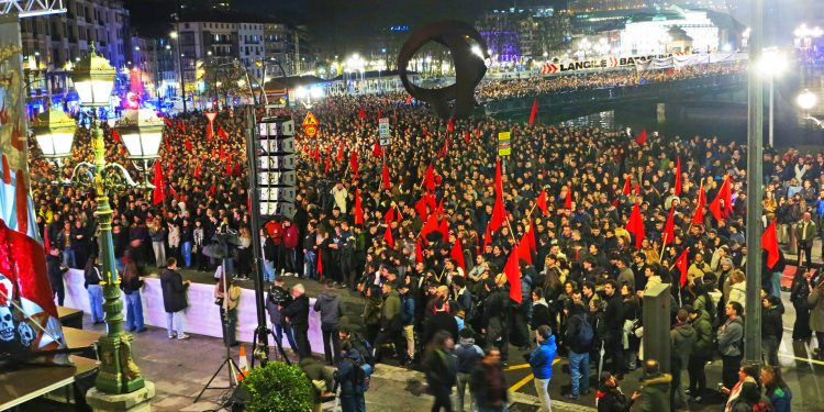 LA VECINA COMUNISTA. Burda acusación de Diego Herchhoren y Outsiders contra el Movimiento Socialista