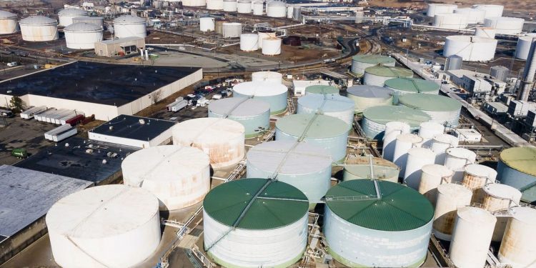 EE.UU. enfrenta el nivel más bajo de su reserva estratégica de petróleo desde los años 80