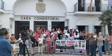 Movilización en Palma del Río en apoyo a 26 trabajadores inmigrantes que no les han pagado lo que les corresponde