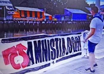 Fascista de Vox quita en Bilbo una pancarta de GKS que reivindicaba la amnistía total