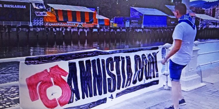 Fascista de Vox quita en Bilbo una pancarta de GKS que reivindicaba la amnistía total