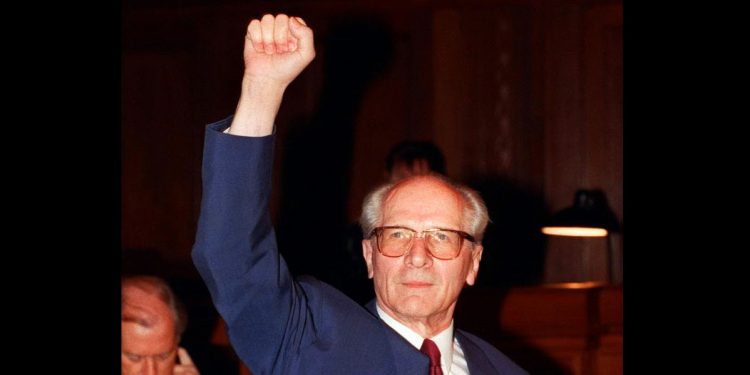 Aniversario 114 del natalicio de Erich Honecker